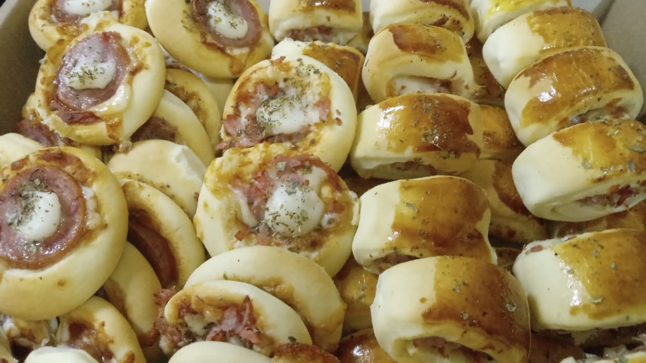 Mini enroladinhos e pizzinhas assadas Vila da Capivara